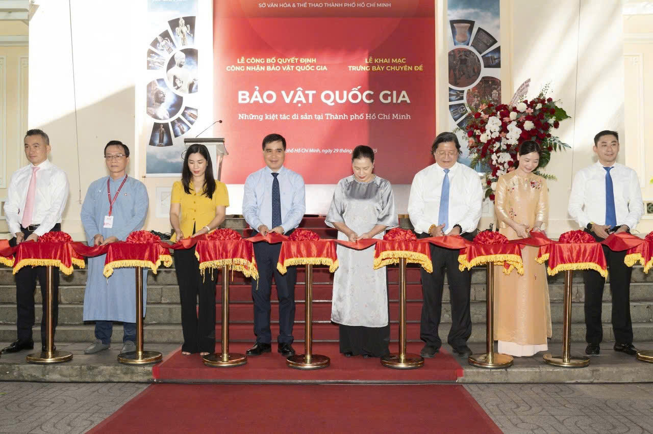 Cắt băng khai mạc trưng bày chuyên đề “Bảo vật quốc gia – Những kiệt tác di sản tại TP. Hồ Chí Minh”. 