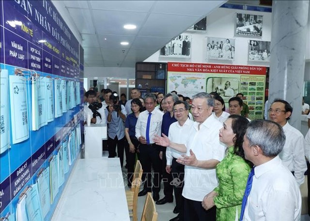 Tổng Bí thư Tô Lâm thăm, khảo sát thực tế tại Trung tâm dịch vụ hành chính công phường Xuân Hòa, TP. Hồ Chí Minh. Ảnh: Thống Nhất/TTXVN