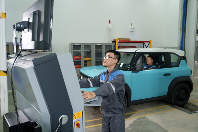 Tại dây chuyền lắp ráp cuối, xe được nạp phần mềm điều khiển, tự động nạp đầy đủ các chất lỏng cần thiết như nước làm mát, dầu phanh, dầu trợ lực, ga điều hòa, đồng thời dữ liệu được lưu trữ tự động trên hệ thống.
