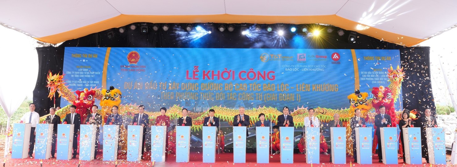 Phó Thủ tướng Thường trực Nguyễn Hoà Bình và các đại biểu thực hiện nghi thức khởi công dự án đầu tư xây dựng cao tốc Bảo Lộc - Liên Khương