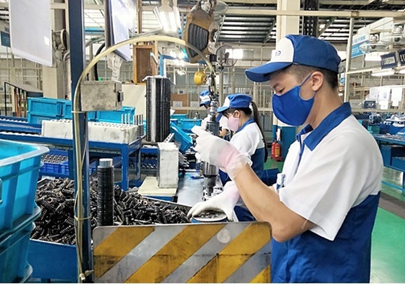 C&ocirc;ng nh&acirc;n l&agrave;m việc tại C&ocirc;ng ty TNHH Exedy Việt Nam, KCN Khai Quang, th&agrave;nh phố Vĩnh Y&ecirc;n, tỉnh Vĩnh Ph&uacute;c