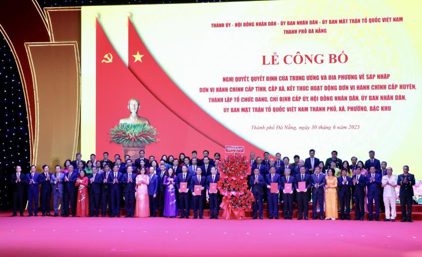 Thay mặt lãnh đạo Đảng và Nhà nước, đồng chí Trần Cẩm Tú trao các quyết định chính thức và ra mắt Đảng bộ thành phố Đà Nẵng - Ảnh: VGP/Nhật Anh. 