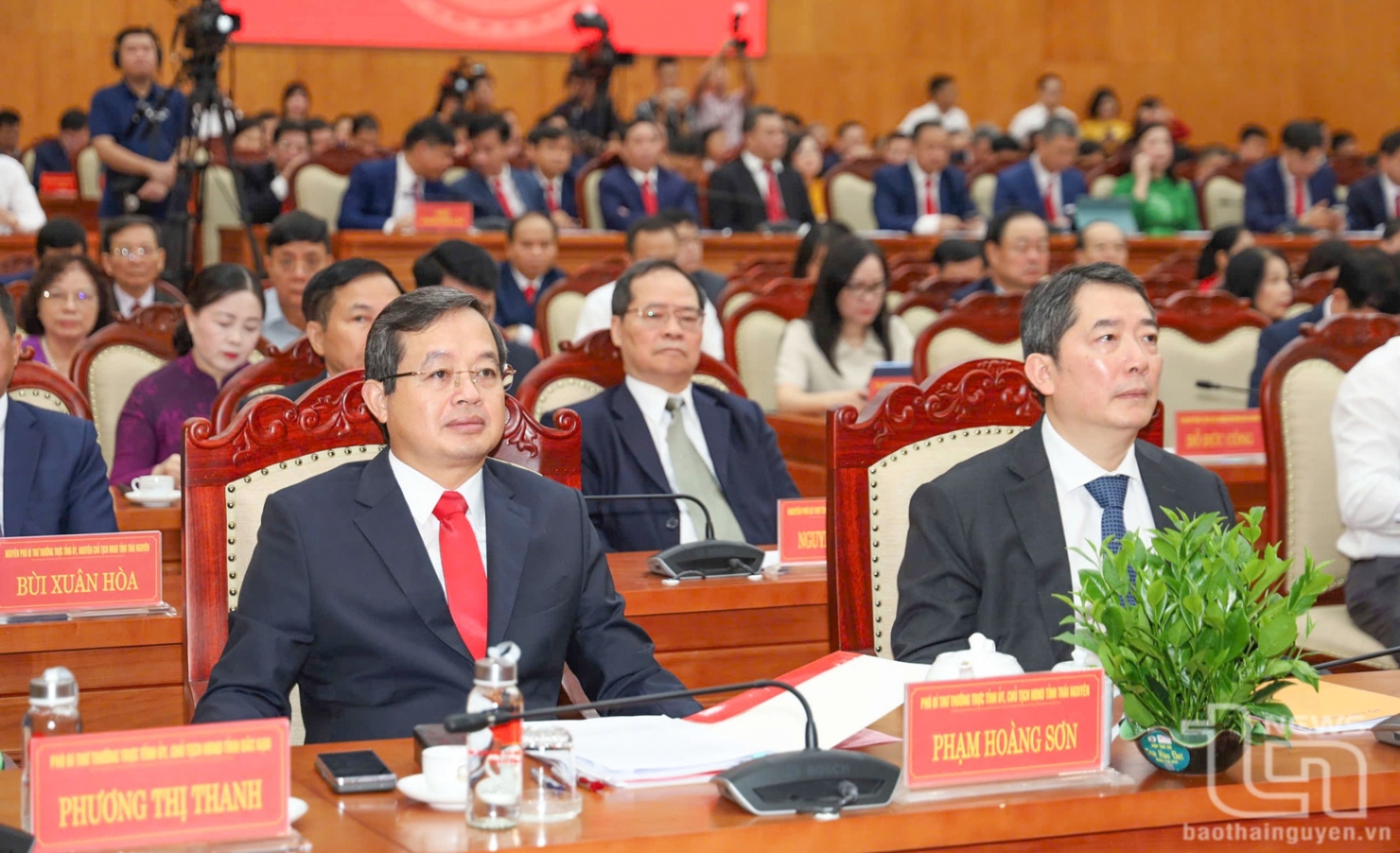 Thứ trưởng Bộ Tài chính Cao Anh Tuấn (bên phải) tham dự buổi lễ. Ảnh: Báo Thái Nguyên
