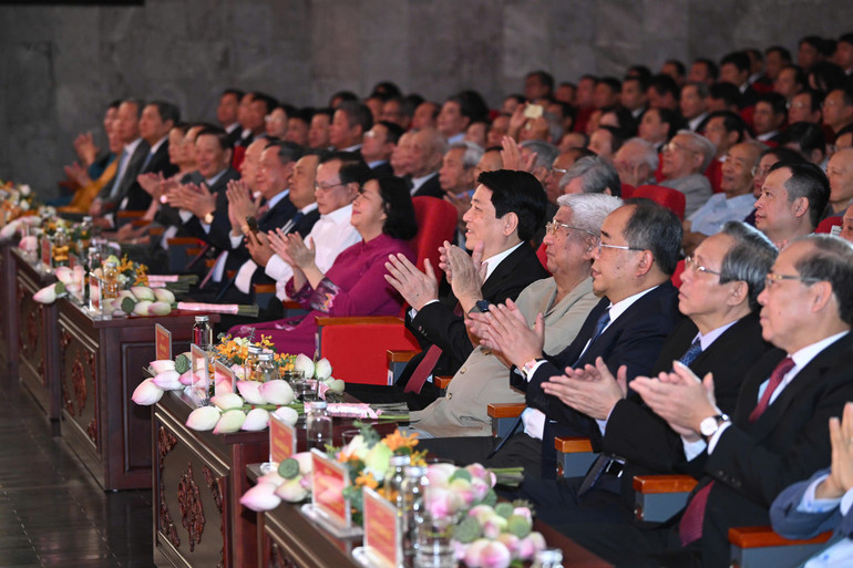 Chủ tịch nước và các đại biểu tham dự buổi lễ.
