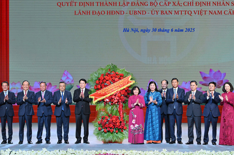 Chủ tịch nước Lương Cường tặng hoa chúc mừng tại buổi lễ.