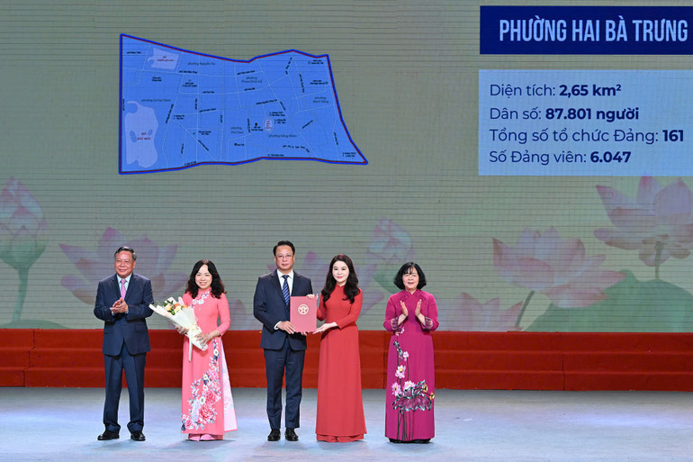 Lãnh đạo TP. Hà Nội trao các quyết định liên quan cho các xã, phường.