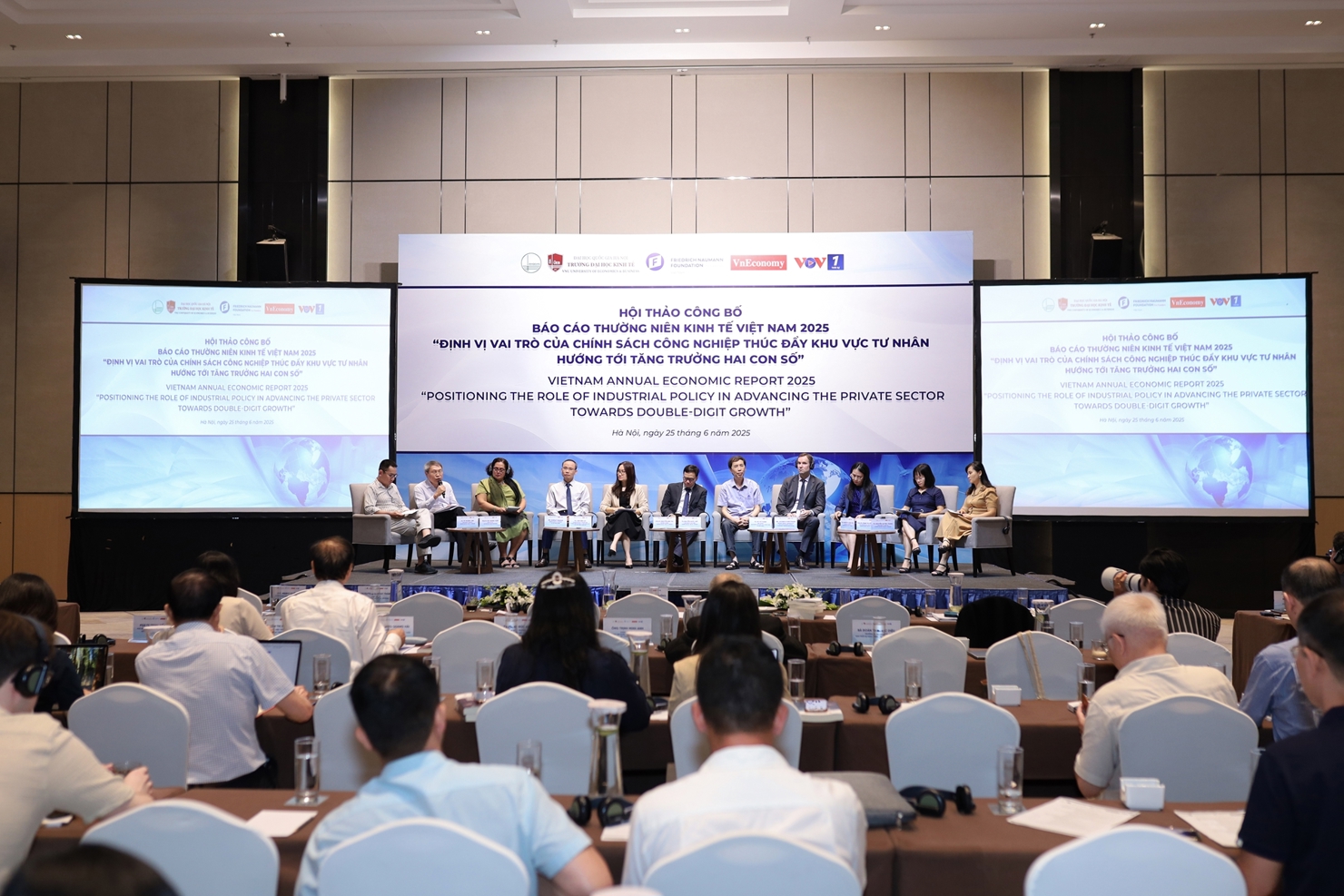 Các chuyên gia kinh tế trong và ngoài nước thảo luận và đề xuất để Việt Nam đạt được mục tiêu tăng trưởng 8% trở lên trong năm 2025 và tăng trưởng 2 con số trong giai đoạn tiếp theo.