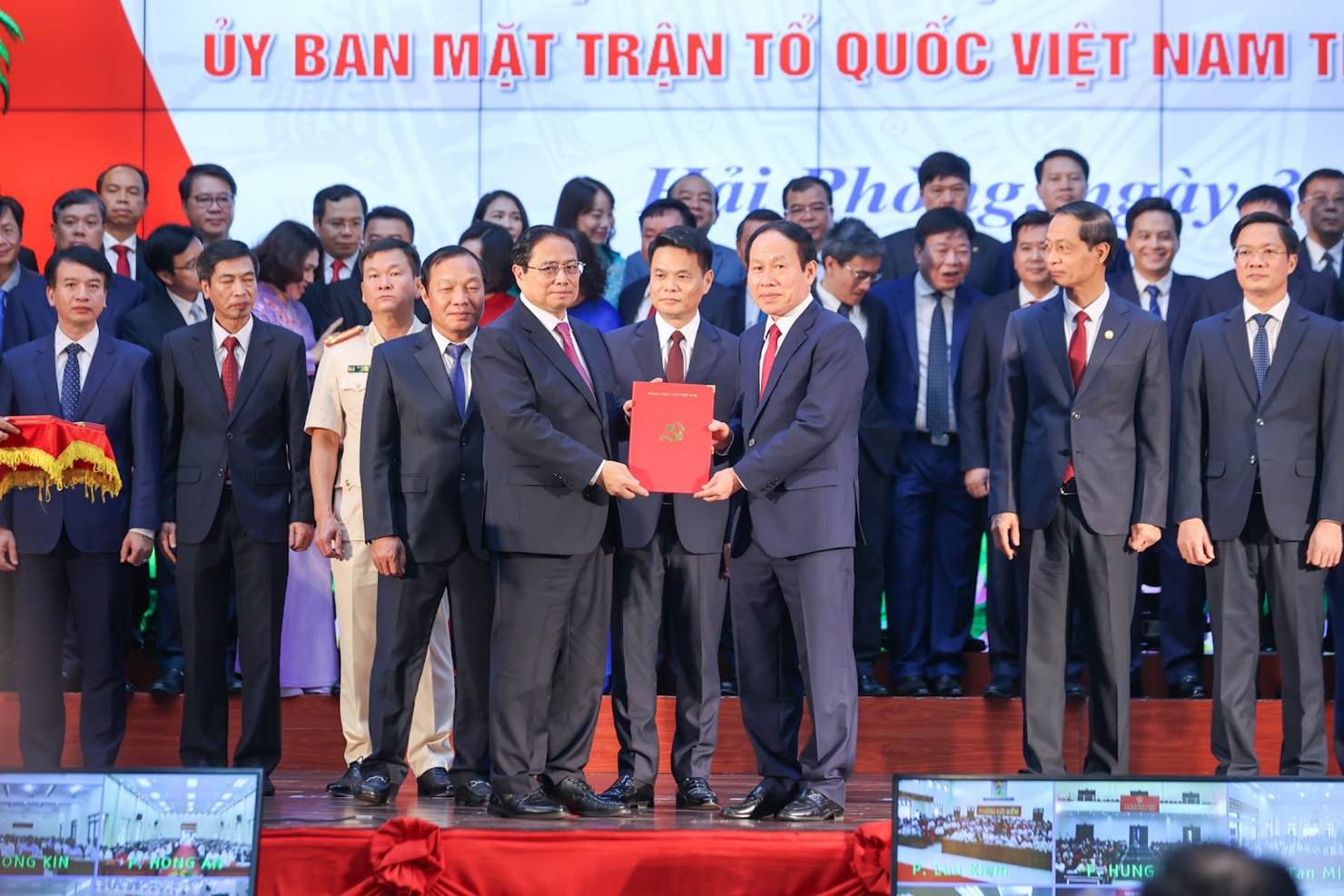 Thủ tướng Phạm Minh Chính trao quyết định của Bộ Chính trị chỉ định đồng chí Lê Tiến Châu giữ chức Bí thư Thành ủy - Ảnh: VGP/Nhật Bắc. 
