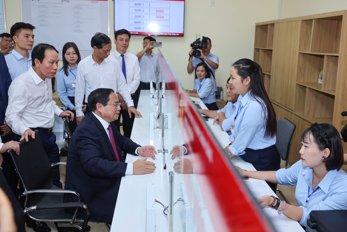 Thủ tướng Phạm Minh Chính kiểm tra thực tế hoạt động, vận hành của Trung tâm. Ảnh: VGP/Nhật Bắc