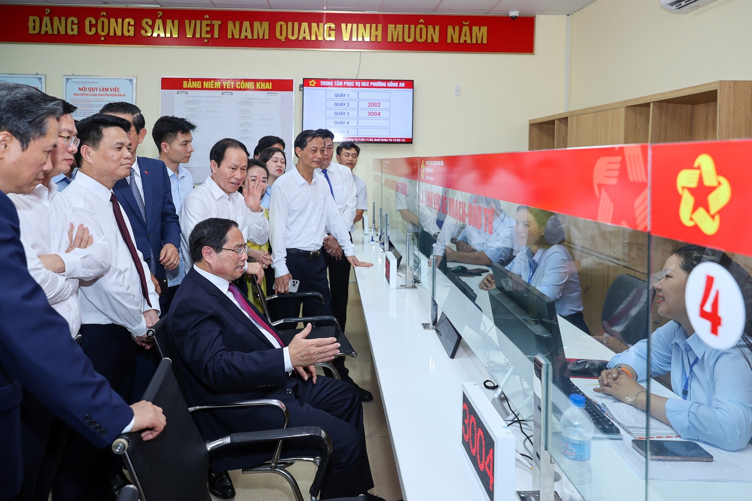 Thủ tướng Phạm Minh Chính thăm hỏi đội ngũ cán bộ, công chức đang làm nhiệm vụ. Ảnh: VGP/Nhật Bắc
