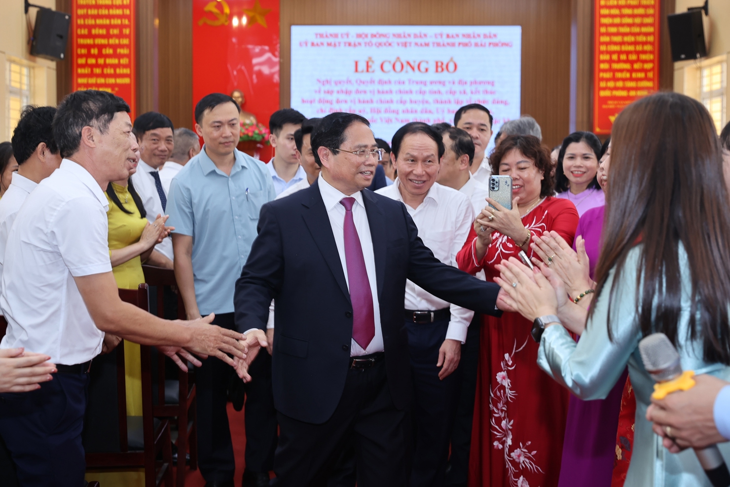Thủ tướng Phạm Minh Chính cùng người dân phường Hồng An, thành phố Hải Phòng. Ảnh: VGP/Nhật Bắc