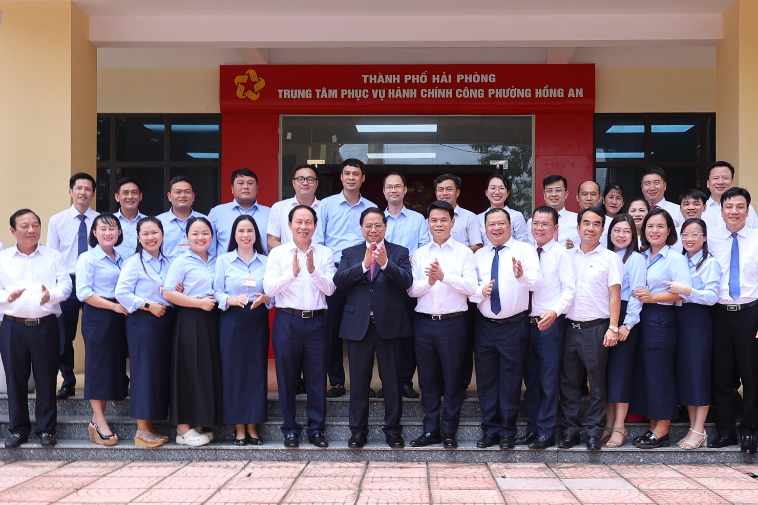 Thủ tướng: Tuyệt đối không để người dân "sợ hay ngại" khi đến cơ quan công quyền - Ảnh 1