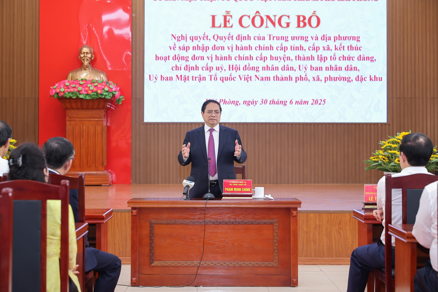 Thủ tướng yêu cầu phải đẩy mạnh thông tin, tuyên truyền cho nhân dân nắm rõ, thành thạo về các quy định, nhất là các nền tảng số. Ảnh: VGP/Nhật Bắc