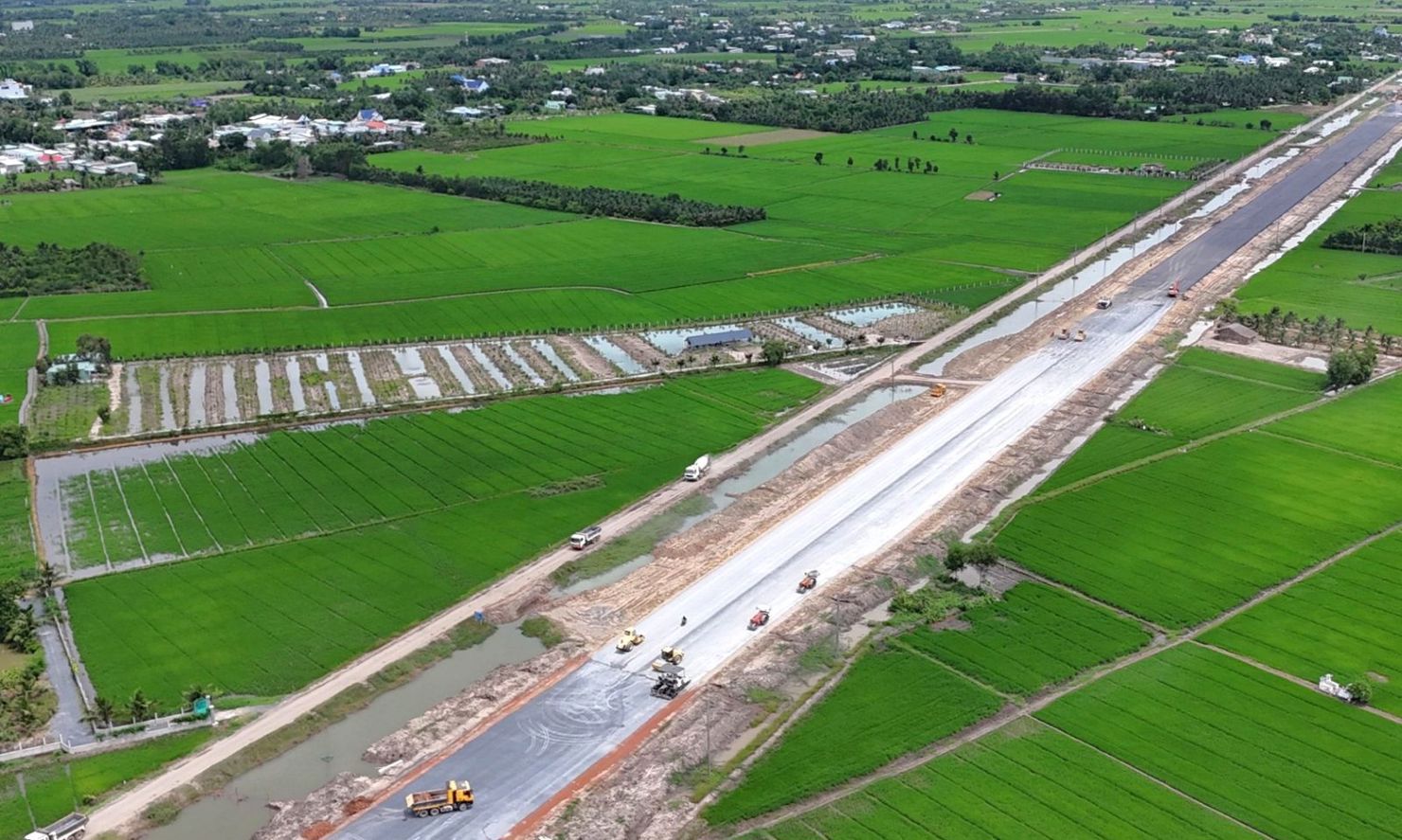 Một con đường đi qua huyện Bến Lức, Long An