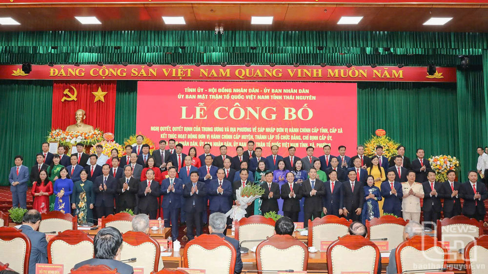 Các đại biểu chụp ảnh lưu niệm tại buổi Lễ. Ảnh: Báo Thái Nguyên