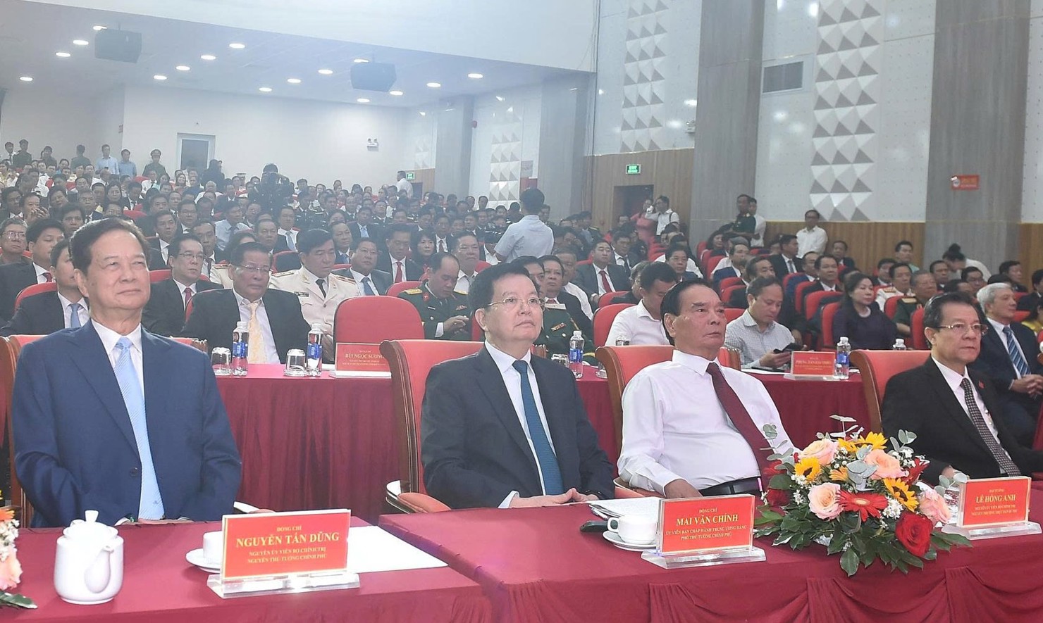 Nguyên Ủy viên Bộ Chính trị, nguyên Thủ tướng Chính phủ Nguyễn Tấn Dũng; nguyên Ủy viên Bộ Chính trị, nguyên Thường trực Ban Bí thư Trung ương Đảng Lê Hồng Anh, Phó Thủ tướng Mai Văn Chính, các đồng chí lãnh đạo, nguyên lãnh đạo 2 tỉnh An Giang và Kiên Giang dự lễ công bố tại tỉnh An Giang - Ảnh: VGP/Giang Thanh. 