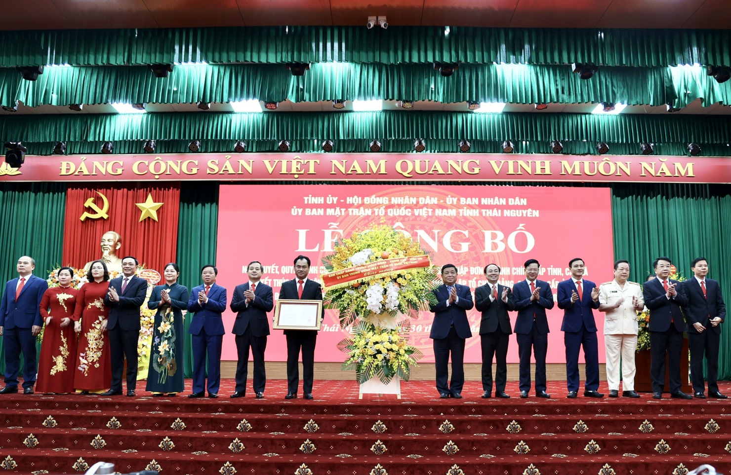 Phó Thủ tướng Chính phủ Nguyễn Chí Dũng trao Nghị quyết của Quốc hội về việc sắp xếp đơn vị hành chính cấp tỉnh và tặng hoa chúc mừng lãnh đạo tỉnh Thái Nguyên - Ảnh: VGP/Thu Sa. 