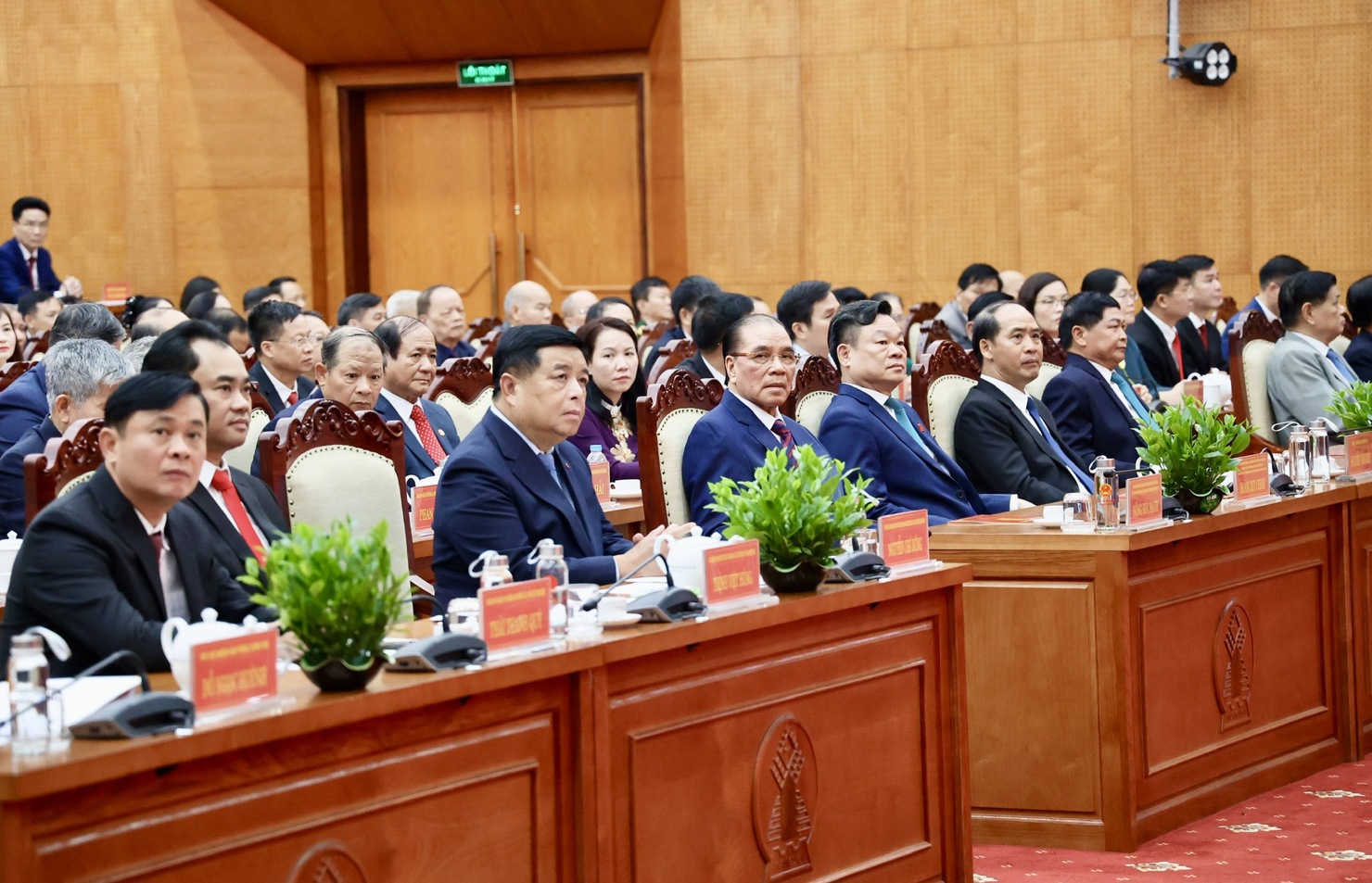 Nguyên Ủy viên Bộ Chính trị, nguyên Tổng Bí thư Nông Đức Mạnh; Phó Thủ tướng Chính phủ Nguyễn Chí Dũng cùng các đồng chí lãnh đạo, nguyên lãnh đạo tỉnh Thái Nguyên, tỉnh Bắc Kạn - Ảnh: VGP/Thu Sa. 