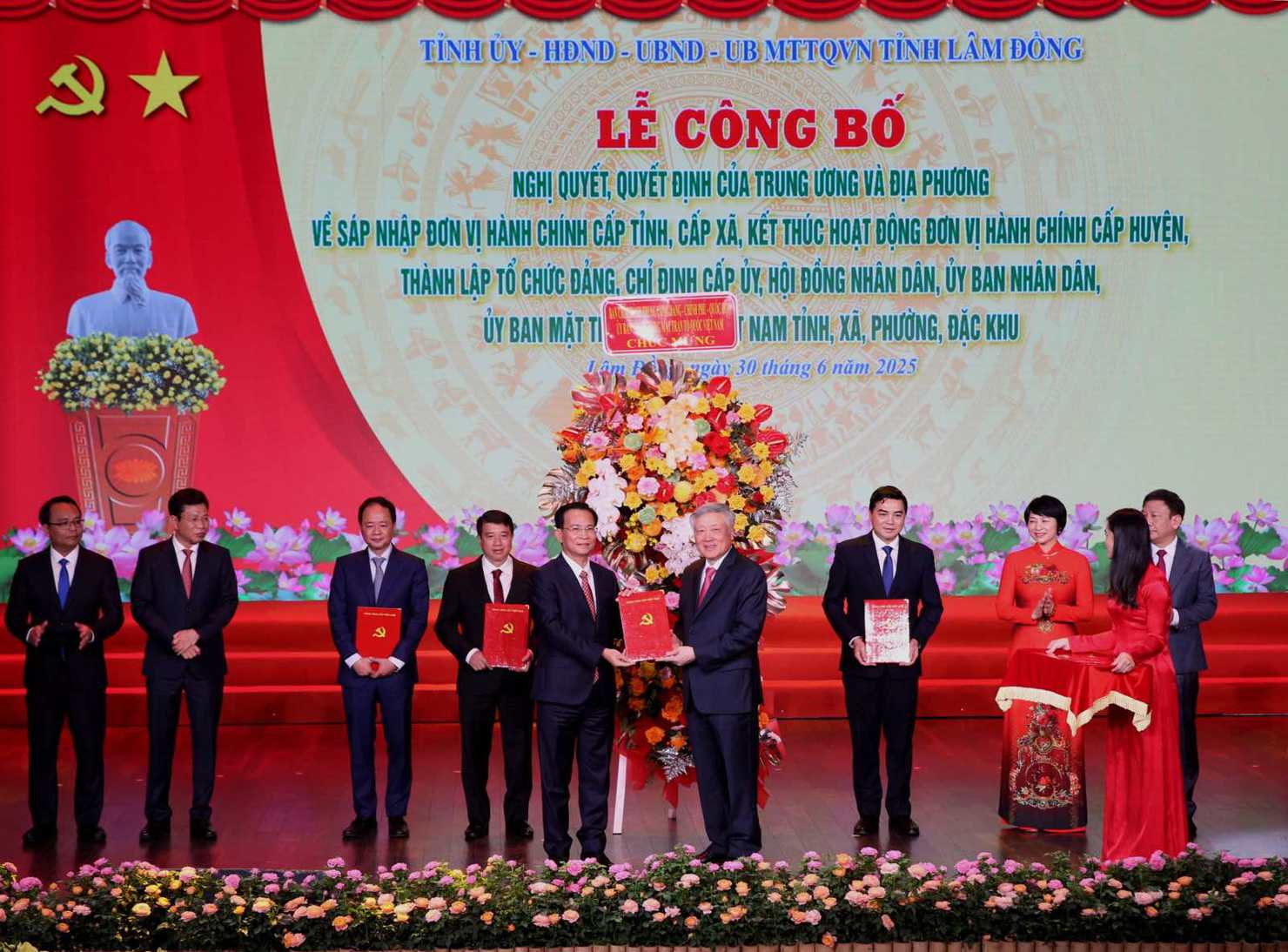 Phó Thủ tướng Thường trực Chính phủ Nguyễn Hòa Bình trao các quyết định và tặng hoa chúc mừng Ban chấp hành Đảng bộ tỉnh Lâm Đồng - Ảnh: VGP/Nguyễn Hoàng. 