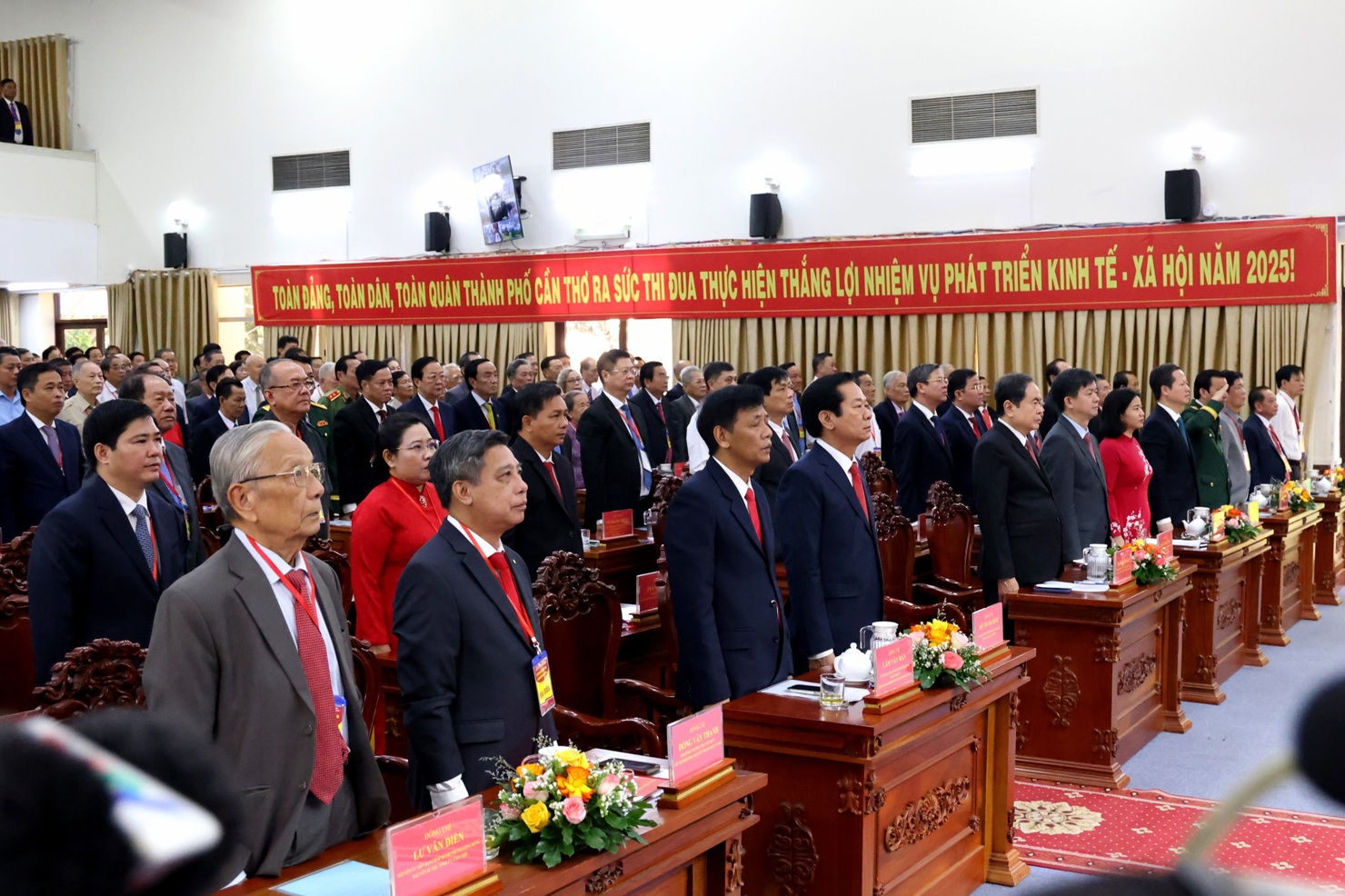 Chủ tịch Quốc hội Trần Thanh Mẫn và các đại biểu thực hiện nghi lễ chào cờ - Ảnh: VGP/LS