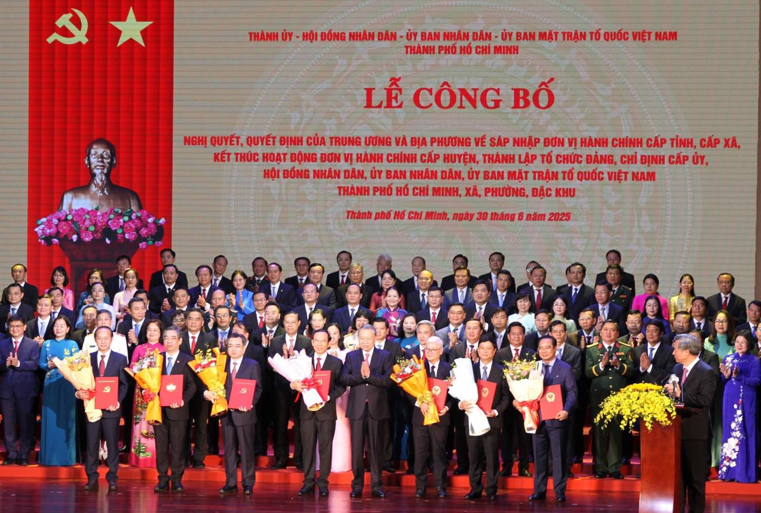 Tổng Bí thư Tô Lâm tặng hoa chúc mừng các đồng chí lãnh đạo TPHCM - Ảnh: VGP. 
