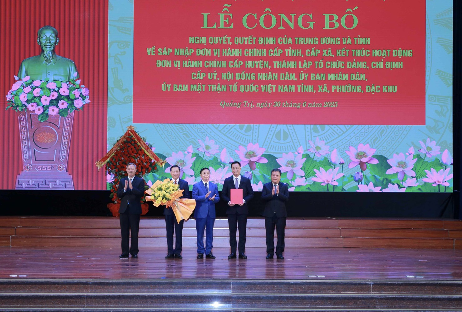 Phó Thủ tướng Trần Hồng Hà trao quyết định chỉ định Bí thư Tỉnh uỷ, Phó Bí thư Tỉnh uỷ Quảng Trị (mới) - Ảnh: VGP/Minh Khôi. 