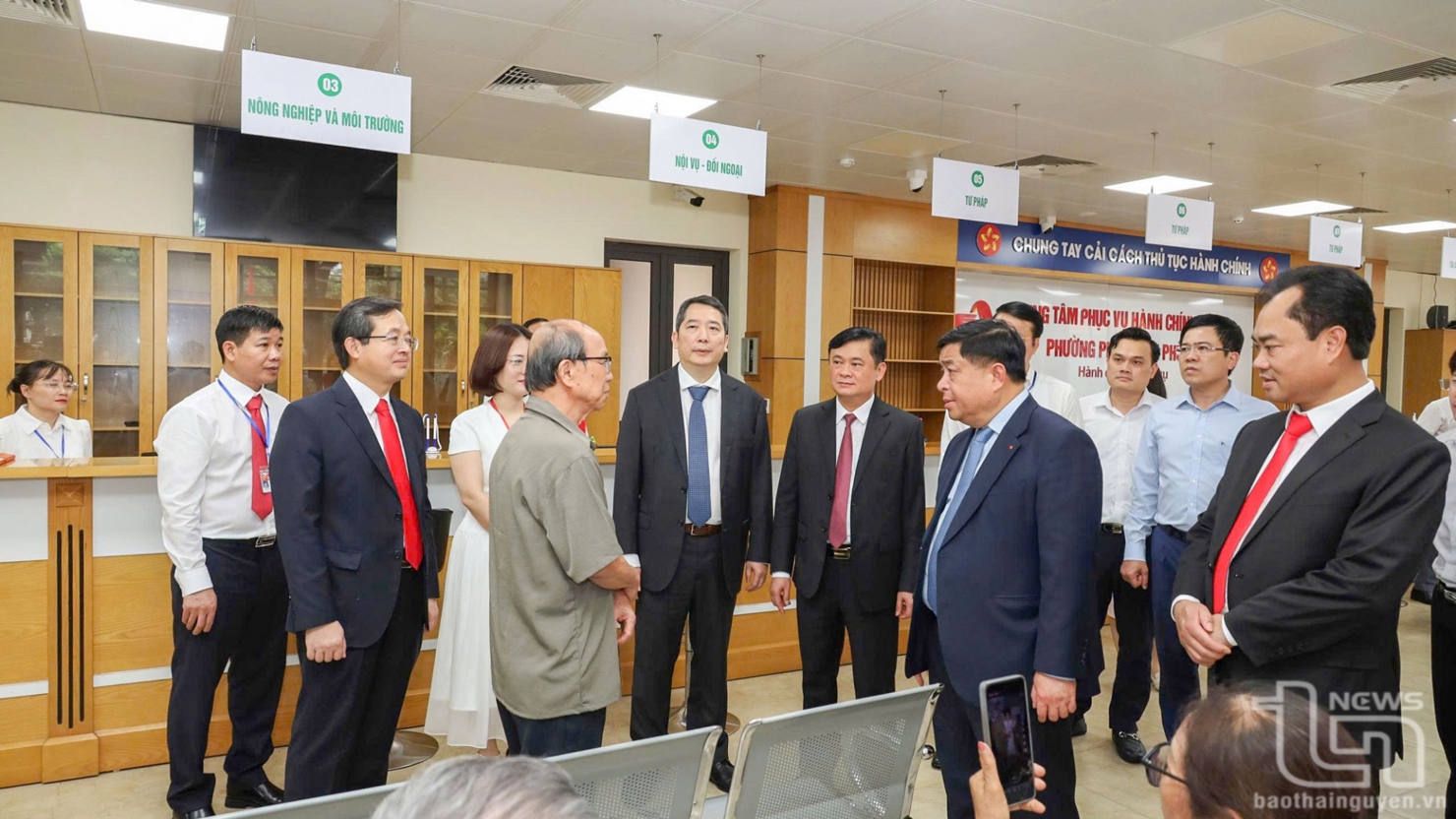Đoàn công tác Trung ương thăm, kiểm tra Trung tâm Phục vụ hành chính công phường Phan Đình Phùng (mới) của tỉnh Thái Nguyên. Ảnh: Báo Thái Nguyên