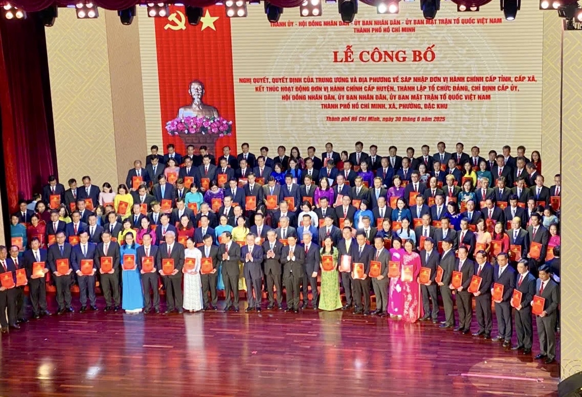 Thường trực Thành ủy TP. Hồ Chí Minh chúc mừng 168 Bí thư phường, xã, đặc khu. Ảnh: T.D