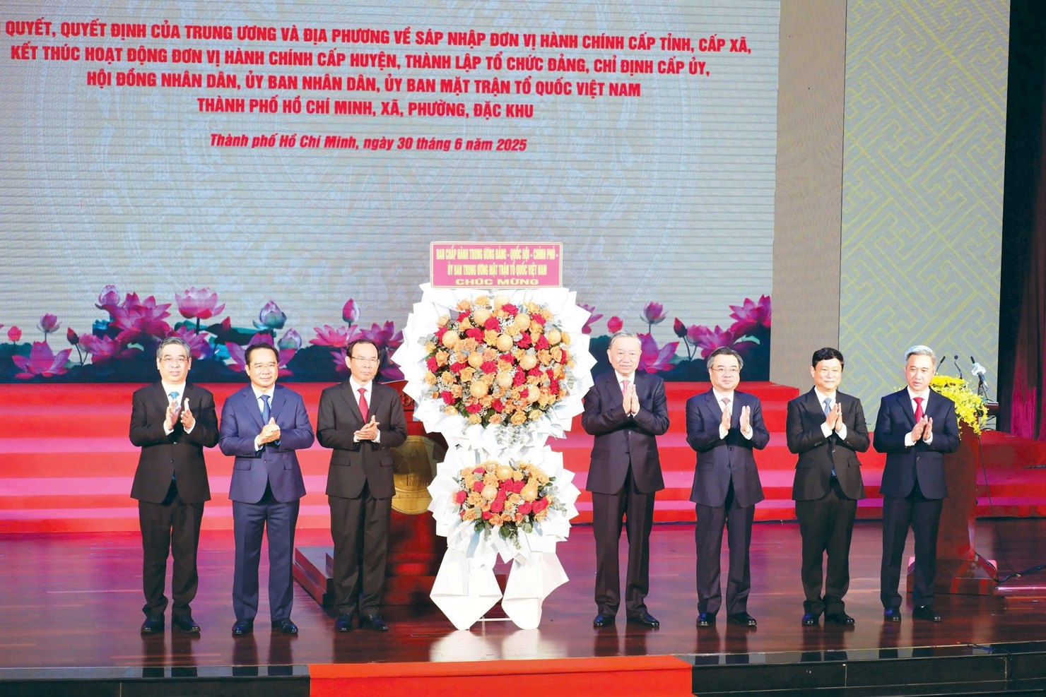 Tổng Bí thư Tô Lâm tặng hoa chúc mừng ra mắt Đảng bộ TP. Hồ Chí Minh. Ảnh: Báo Đại biểu nhân dân.