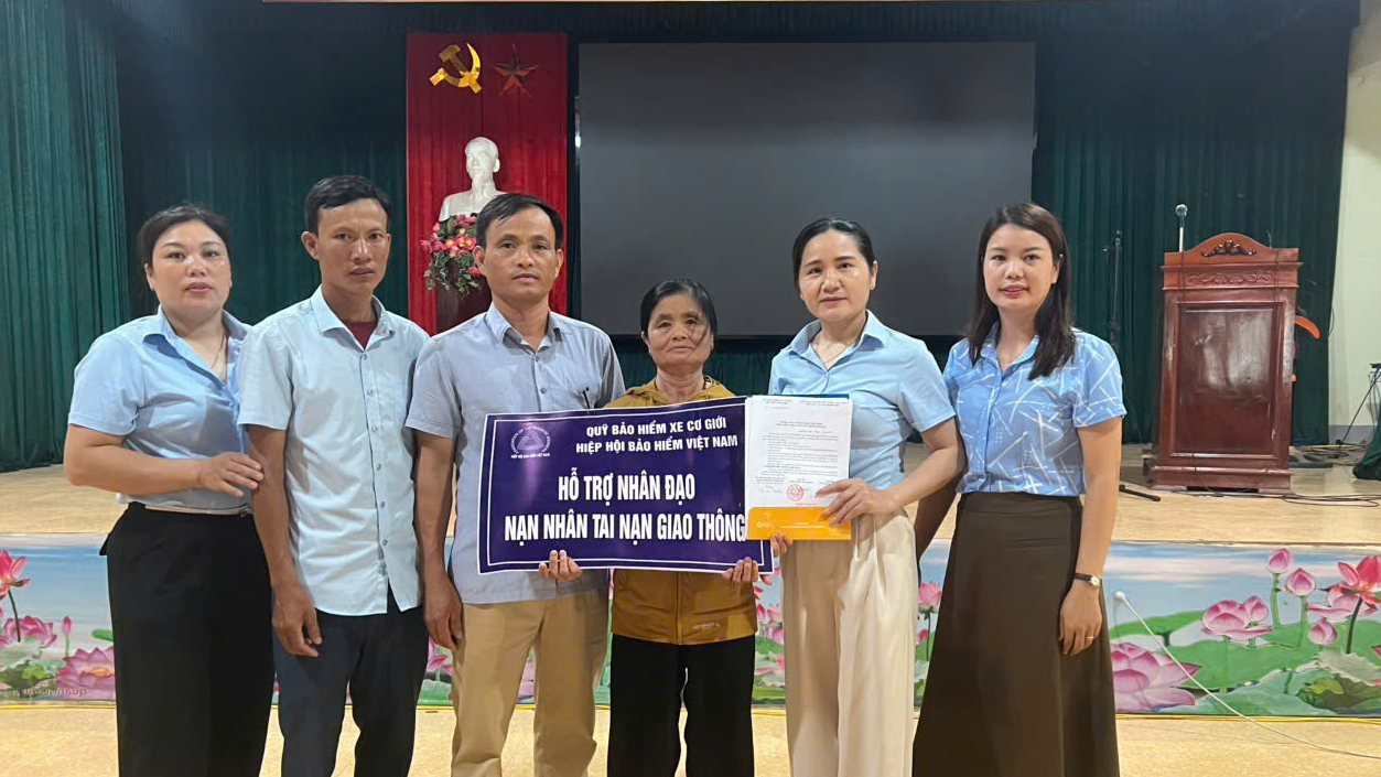 Đại diện Quỹ Bảo hiểm xe cơ giới trao hỗ trợ nhân đạo cho gia đình nạn nhân.