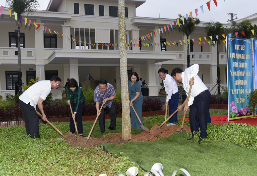 Bộ trưởng Nguyễn Văn Thắng và các đại biểu cùng trồng cây để công trình không chỉ khang trang hiện đại, mà còn rợp bóng mát cho các em học sinh học tập, vui chơi.