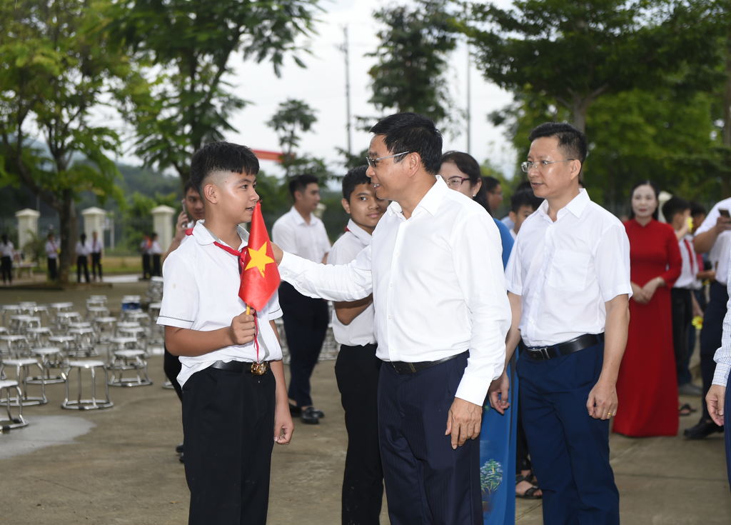 Bộ trưởng Nguyễn Văn Thắng thăm hỏi các cháu học sinh trường Lê Văn Hiến.