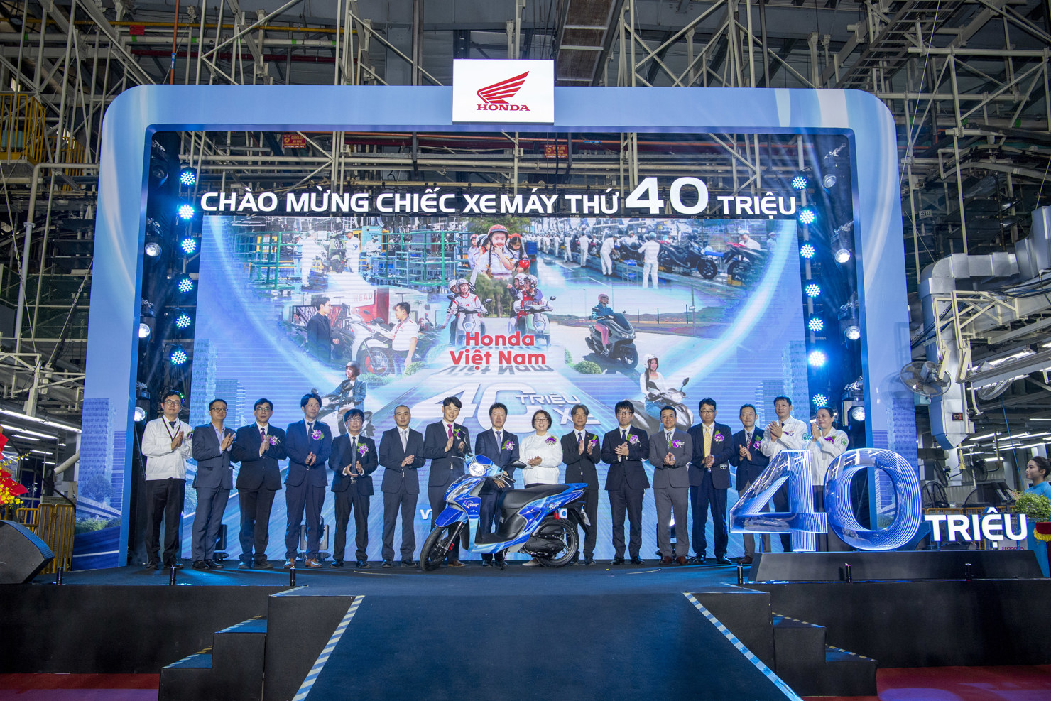Honda Việt Nam, li&ecirc;n doanh sản xuất xe m&aacute;y lớn nhất Việt Nam tổ chức Lễ ch&agrave;o mừng chiếc xe m&aacute;y thứ 40 triệu. Đ&acirc;y l&agrave; một dấu ấn quan trọng trong h&agrave;nh tr&igrave;nh gần 30 năm đồng h&agrave;nh v&agrave; ph&aacute;t triển c&ugrave;ng người d&acirc;n Việt Nam của h&atilde;ng xe đến từ Nhật Bản.