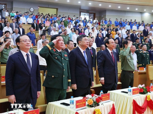 Các đại biểu thực hiện nghi lễ chào cờ. Ảnh: Thống Nhất - TTXVN.