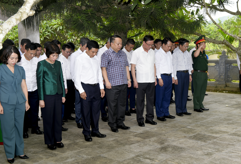 Đoàn công tác dâng hương hoa Liệt sỹ Phạm Văn Khang và đồng đội
