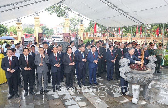 Tổng Bí thư Tô Lâm và các đồng chí lãnh đạo, nguyên lãnh đạo Đảng, Nhà nước dâng hương tưởng nhớ Trung tướng Nguyễn Bình tại Nhà tưởng niệm Trung tướng Nguyễn Bình. Nguồn: baohungyen.vn. 