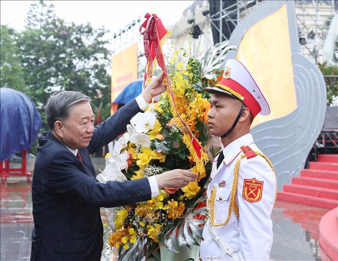 Tổng B&iacute; thư T&ocirc; L&acirc;m d&acirc;ng hoa tại tượng đ&agrave;i Tổng B&iacute; thư Nguyễn Văn Linh, tỉnh Hưng Y&ecirc;n. &nbsp;