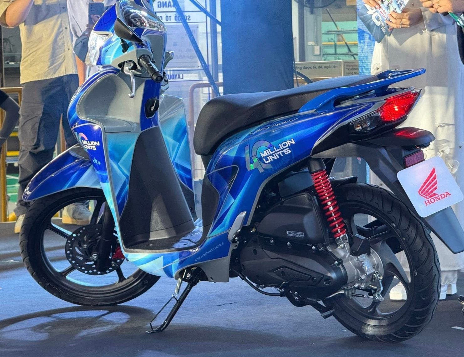 Trong chặng đường ph&iacute;a trước, Honda Việt Nam sẽ tiếp tục lấy đổi mới c&ocirc;ng nghệ, ph&aacute;t triển xanh v&agrave; &ldquo;lấy kh&aacute;ch h&agrave;ng l&agrave;m trọng t&acirc;m&rdquo; l&agrave;m kim chỉ nam cho mọi hoạt động