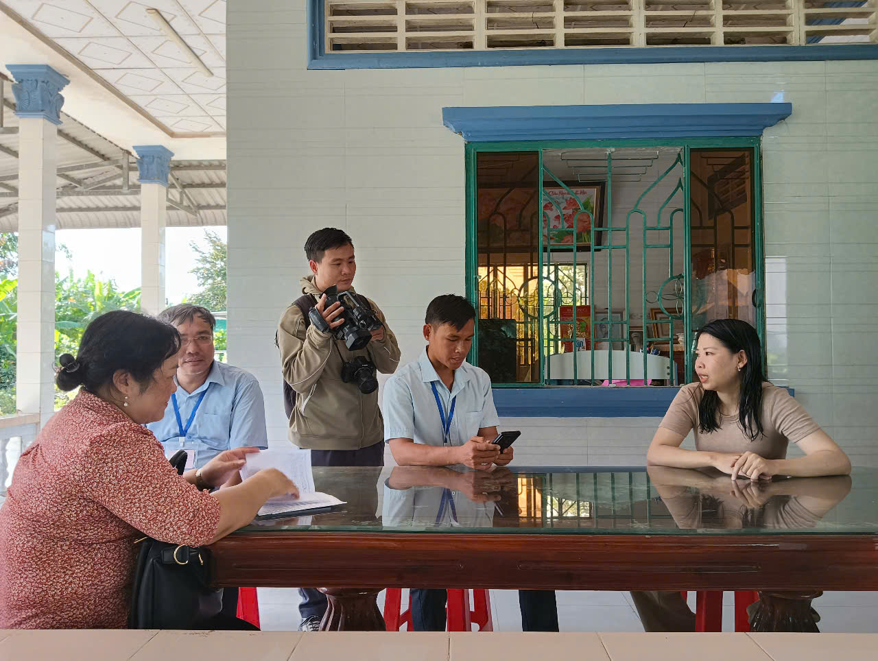 Điều tra vi&ecirc;n thực hiện c&ocirc;ng t&aacute;c điều tra tại hộ d&acirc;n.