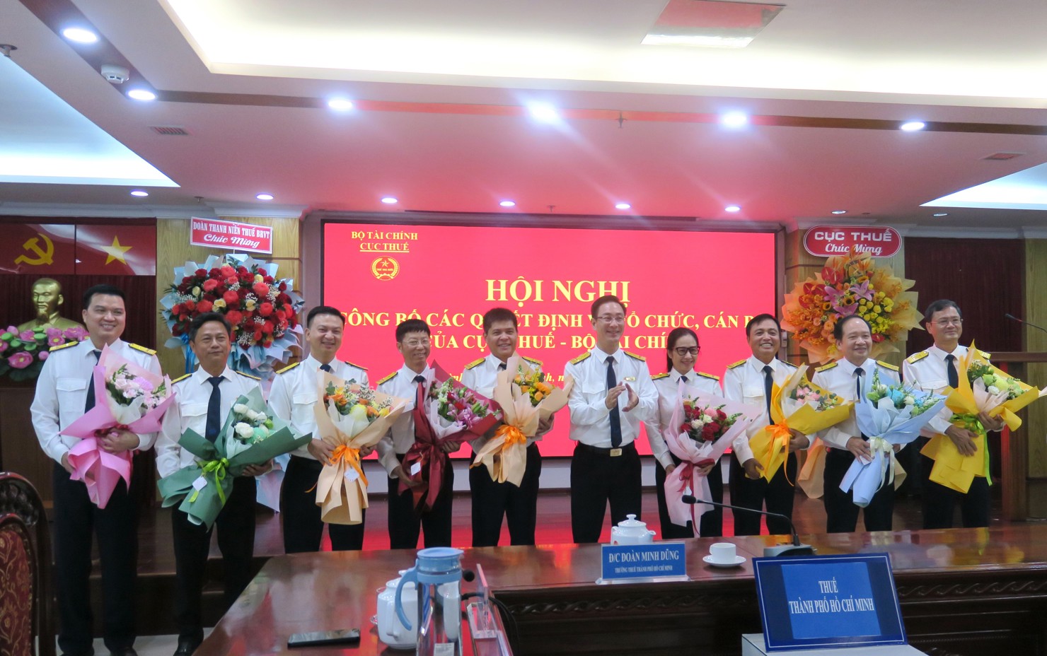 &Ocirc;ng Đo&agrave;n Minh Dũng trao hoa cho 9 Ph&oacute; Thuế TP. Hồ Ch&iacute; Minh. Ảnh: Đức Mỹ