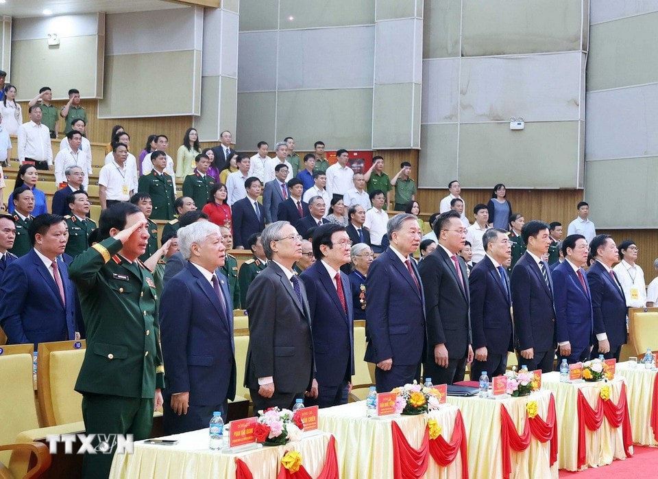 Tổng Bí thư Tô Lâm cùng các đồng chí lãnh đạo, nguyên lãnh đạo Đảng Nhà nước thực hiện nghi lễ chào cờ. Ảnh: Thống Nhất - TTXVN.