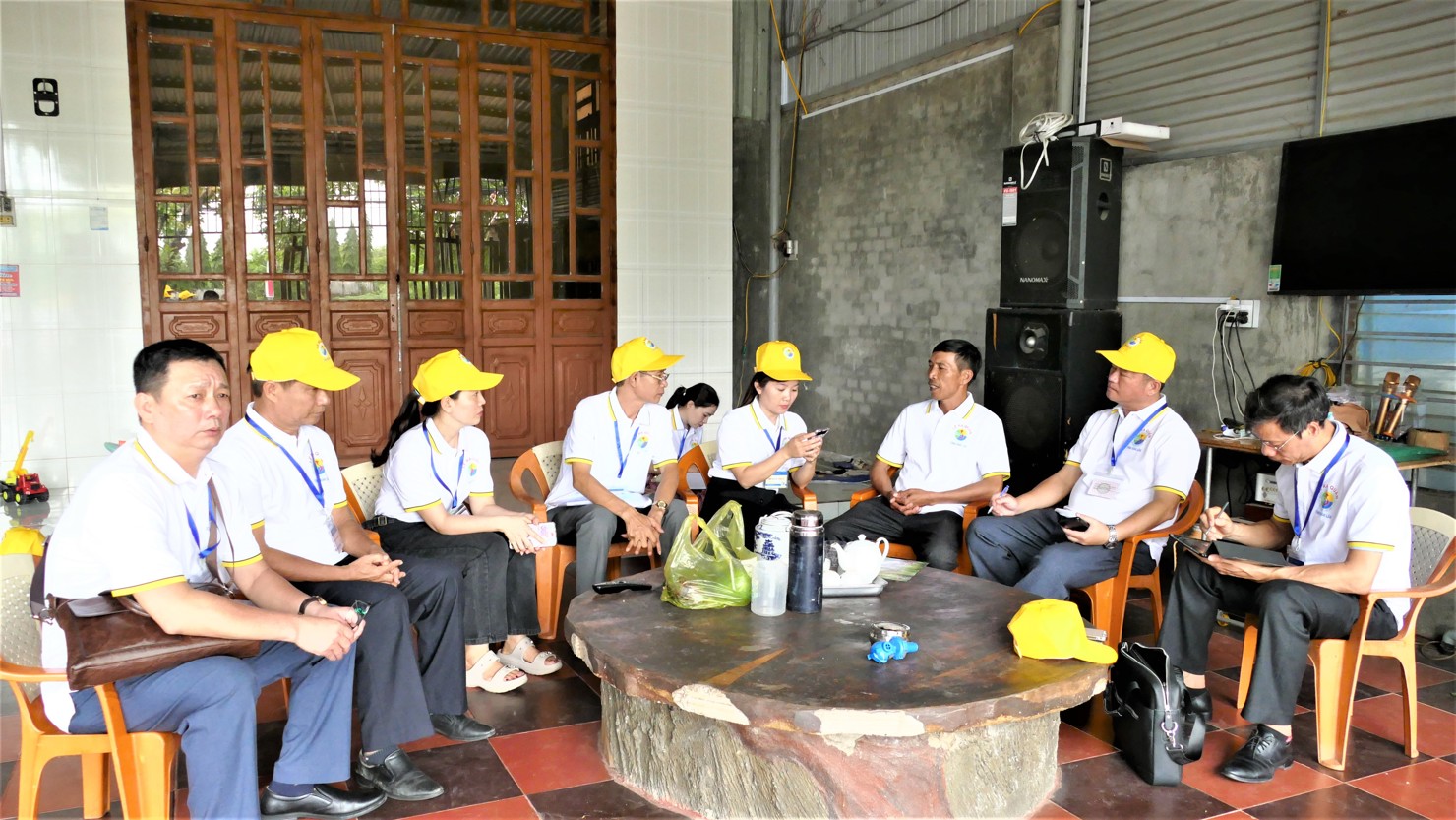 Điều tra vi&ecirc;n thực hiện thu thập th&ocirc;ng tin tại địa b&agrave;n điều tra