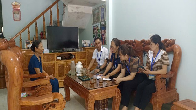 Các Điều tra viên thu thập thông tin tại Hộ bà Vương Thị Tiệu, tổ 2, xã Nà Hang, tỉnh Tuyên Quang