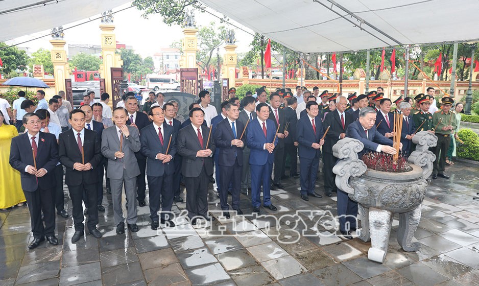 Tổng Bí thư Tô Lâm và các đồng chí lãnh đạo, nguyên lãnh đạo Đảng, Nhà nước dâng hương tưởng nhớ Trung tướng Nguyễn Bình tại Nhà tưởng niệm Trung tướng Nguyễn Bình. Nguồn: baohungyen.vn.
