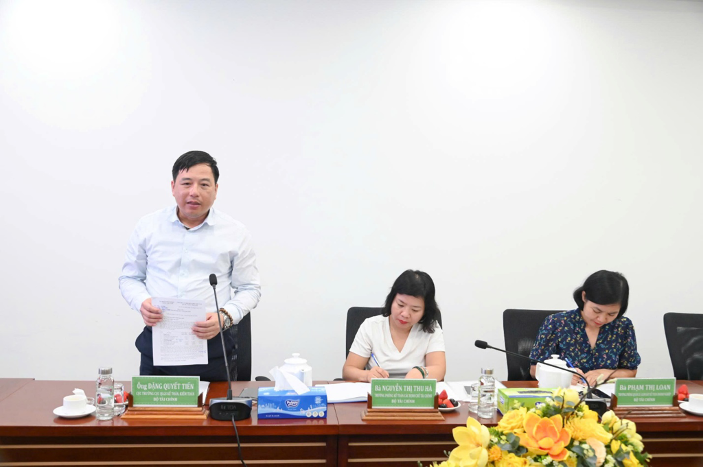 &Ocirc;ng Đặng Quyết Tiến - Cục trưởng Cục Quản l&yacute; Gi&aacute;m s&aacute;t Kế to&aacute;n v&agrave; Kiểm to&aacute;n, Bộ T&agrave;i ch&iacute;nh trao đổi tại buổi l&agrave;m việc.