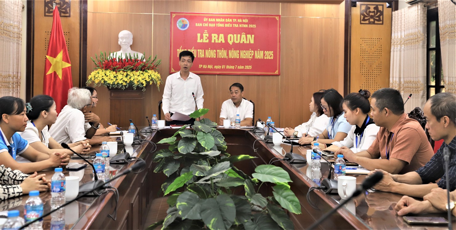 Ph&oacute; Chủ tịch UBND x&atilde; Quảng Oai Đặng Quyết Thắng ph&aacute;t biểu tại Lễ ra qu&acirc;n.