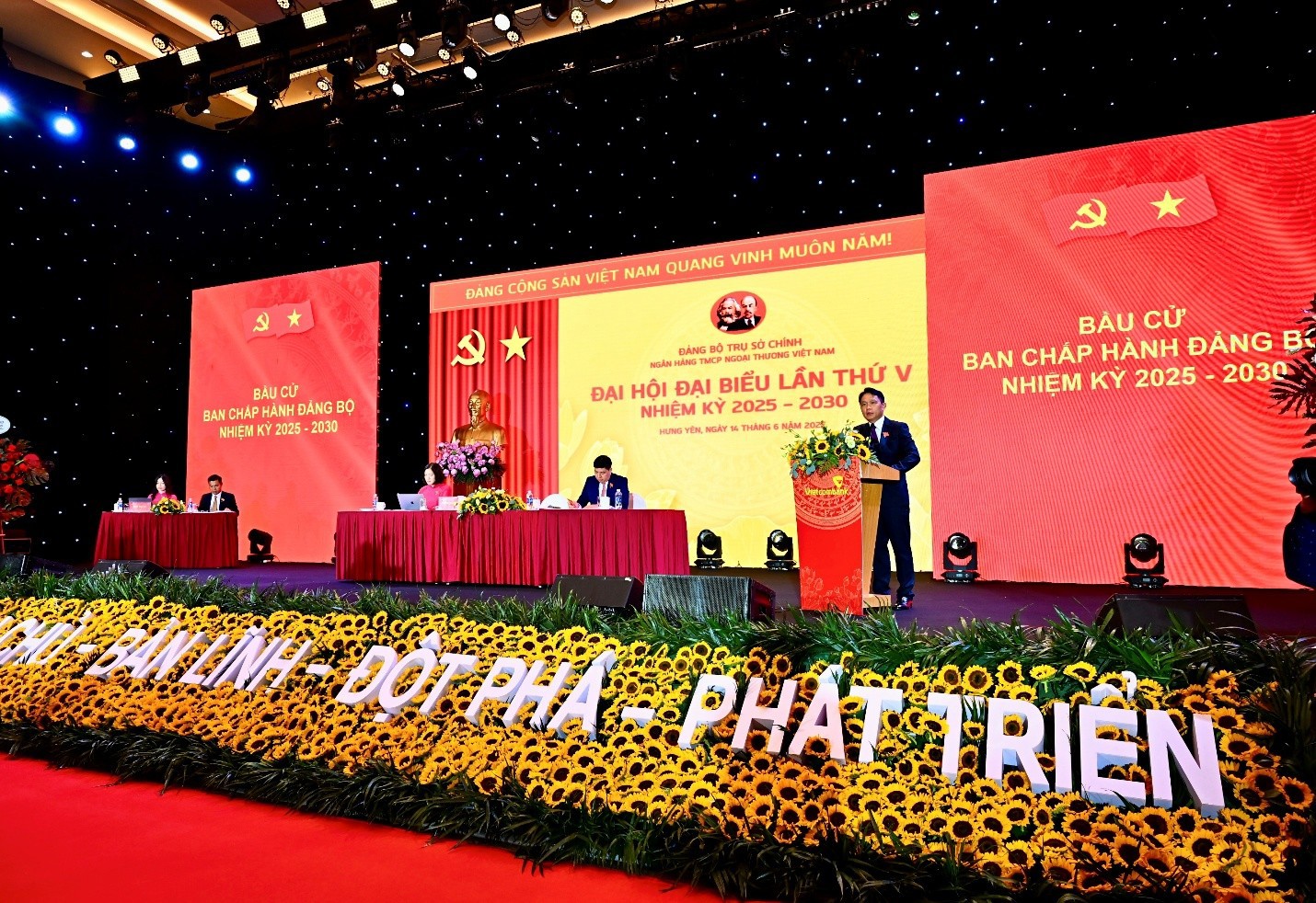 Đồng chí Nguyễn Mạnh Hùng phát biểu khai mạc, trình bày Báo cáo phương hướng nhiệm vụ nhiệm kỳ 2025-2030.