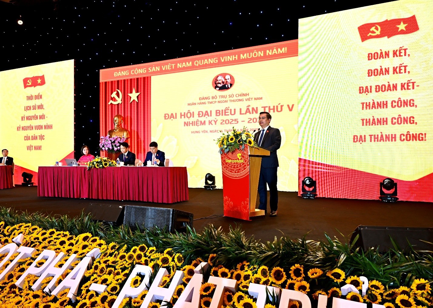 Đồng chí Nguyễn Thanh Tùng - Ủy viên Ban Chấp hành Đảng bộ Chính phủ, Bí thư Đảng ủy, Chủ tịch HĐQT Vietcombank phát biểu chỉ đạo tại Đại hội.