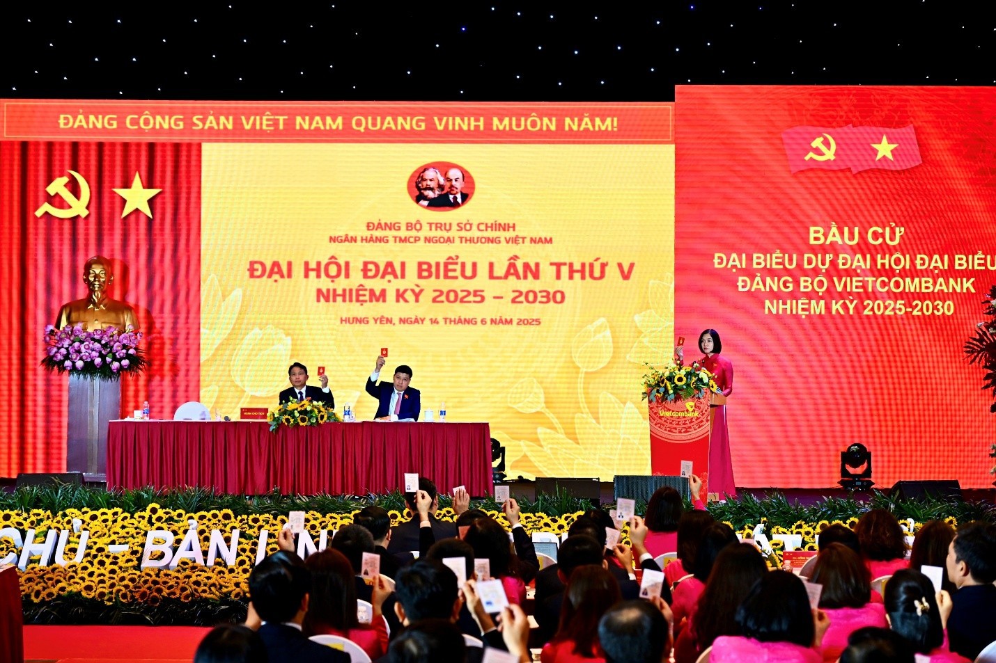 Đại hội tiến hành bầu đoàn đại biểu chính thức đi dự Đại hội đại biểu Đảng bộ Vietcombank lần thứ V, nhiệm kỳ 2025-2030.