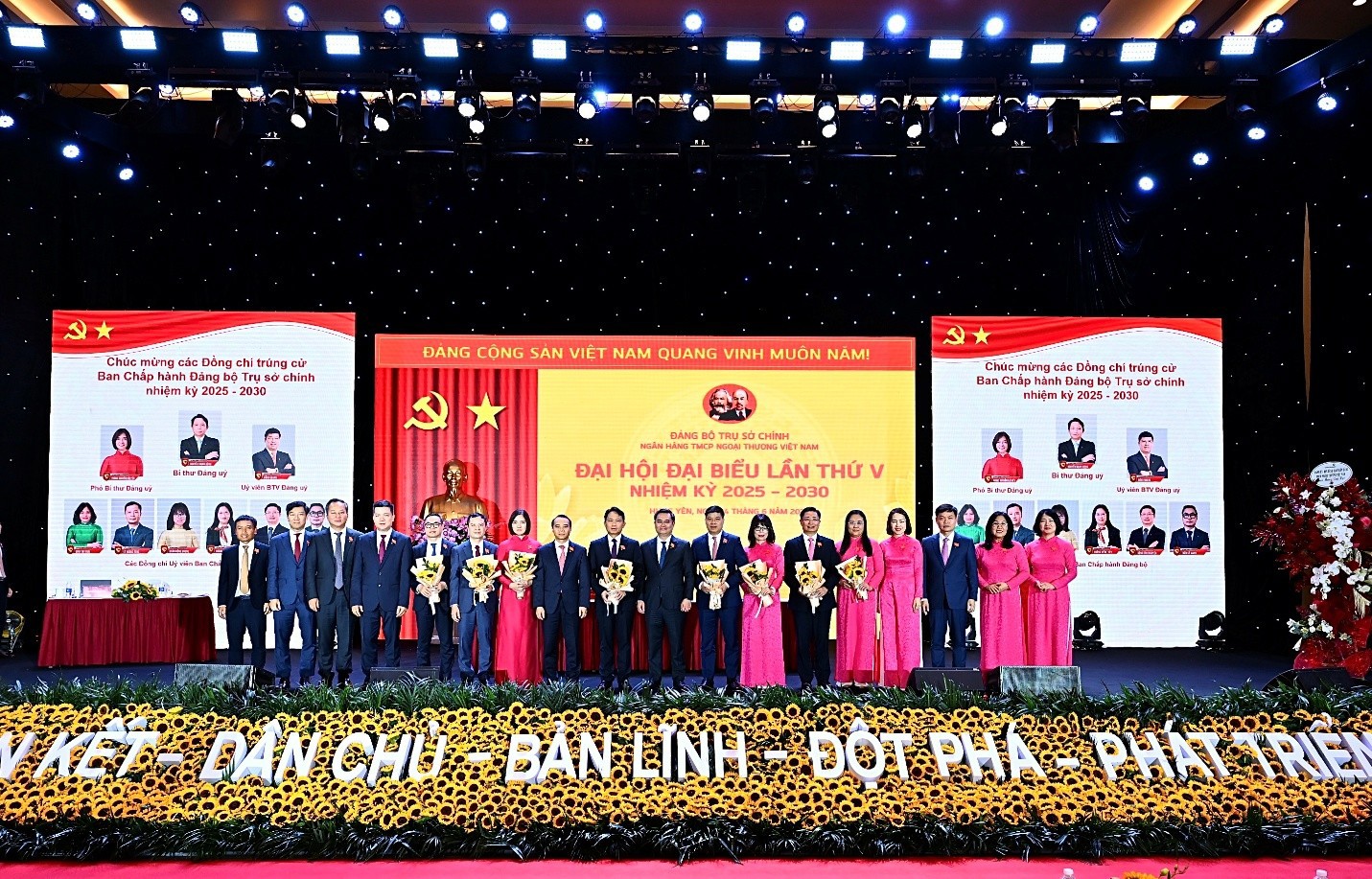 Ban lãnh đạo Vietcombank tặng hoa chúc mừng 9 đồng chí trúng cử trong Ban Chấp hành Đảng bộ TSC Vietcombank nhiệm kỳ 2025 - 2030.